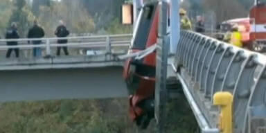 Auto stürzt beinahe von Brücke hinunter