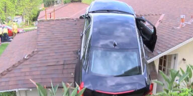USA: Mann "parkt" Auto auf Hausdach
