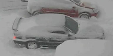 Auto steckt in Schneemassen fest