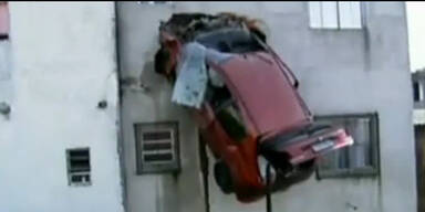 Auto steckt im 2. Stock eines Wohnhauses