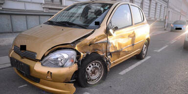 Auto crasht in Wien in Gegenverkehr