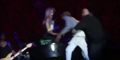 Avril Lavigne von Fan auf  Bühne erschreckt