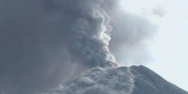 Vulkan Tungurahua spuckt Asche