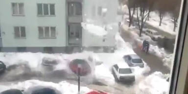 Schneelawine kracht auf parkende Autos