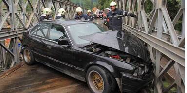 Crash: BMW in Brücke eingeklemmt