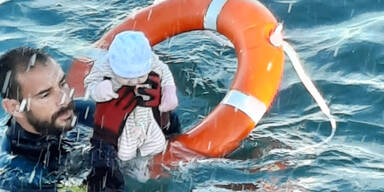 Polizist rettet Flüchtlings-Baby aus dem Meer