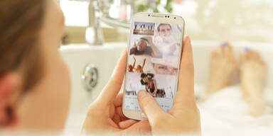Junger Frau fällt Handy in die  Badewanne - tot