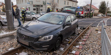Unfall-Auto landet auf Gleisen der Badner Bahn
