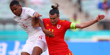 EM 2020: Gareth Bale (Wales) und Manuel Akanji (Schweiz) im Zweikampf