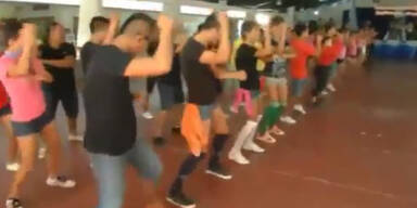 Gefängnisinsassen tanzen Gangnam Style