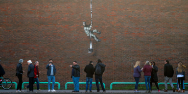 Künstler Banksy zeigt sich erstmals in der Öffentlichkeit