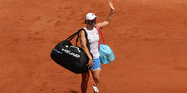 Tennis-Dame Ashleigh Barty winkt in Paris ihren Fans zu