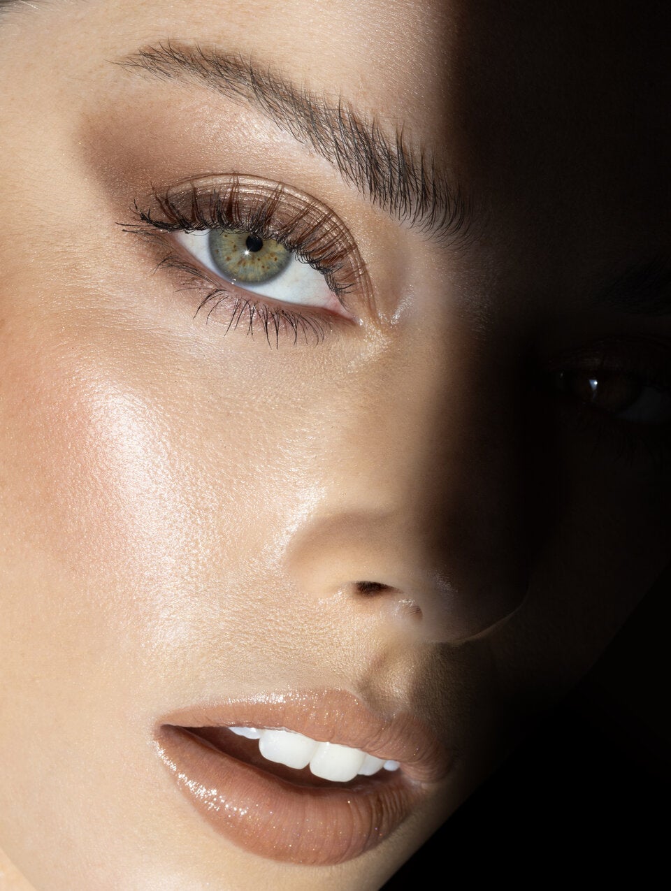 DER HEISSESTE INSTA-MAKE-UP-TREND - der Latte Look, bei dem das gesamte Make-up monochrom in den Farben dieses Kaffeegetränks geschminkt wird.