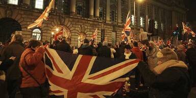 Wütende Protestanten stürmen Rathaus in Belfast