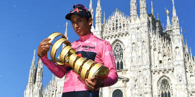 Egan Bernal mit der Trophäe des Giro d'Italia im Arm