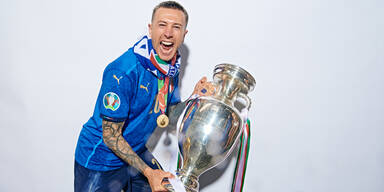 Italien-Star Frederico Bernardeschi mit dem EM-Pokal