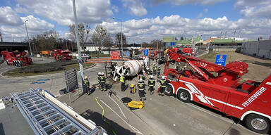 Umgefallener Betonmisch-LKW inmitten eines Kreisverkehrs in Wien Simmering