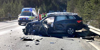 Vier Verletzte bei Frontal-Crash in Tirol