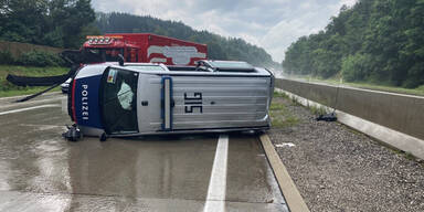 Unfall in Kärnten: Polizei-Auto schlittert 200 Meter auf der Autobahn