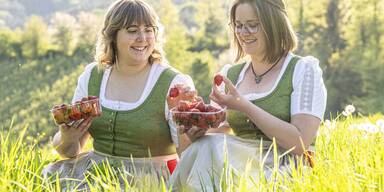 Obstkönigin Kristin I. (rechts) und Obstprinzessin Andrea I. (links) rühren ab Sonntag die Werbetrommel für alle steirischen Obstarten von Holunder über Erdbeeren bis hin zu Äpfeln