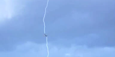 Flugzeug wird vom Blitz getroffen