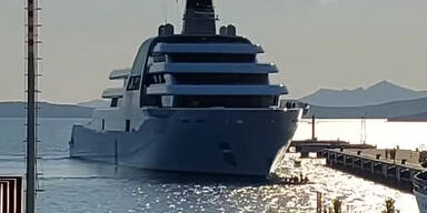 Aktivisten stoppen Abramovich-Yacht