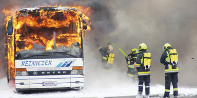 Schulbus  komplett  ausgebrannt
