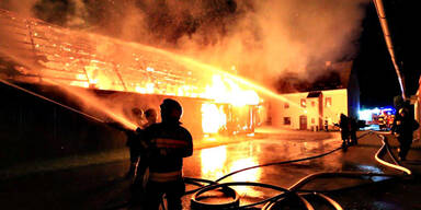 Feuer verschlingt steirisches Wirtschaftsgebäude