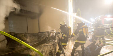 Großeinsatz nach Explosion: Garage in Vollbrand