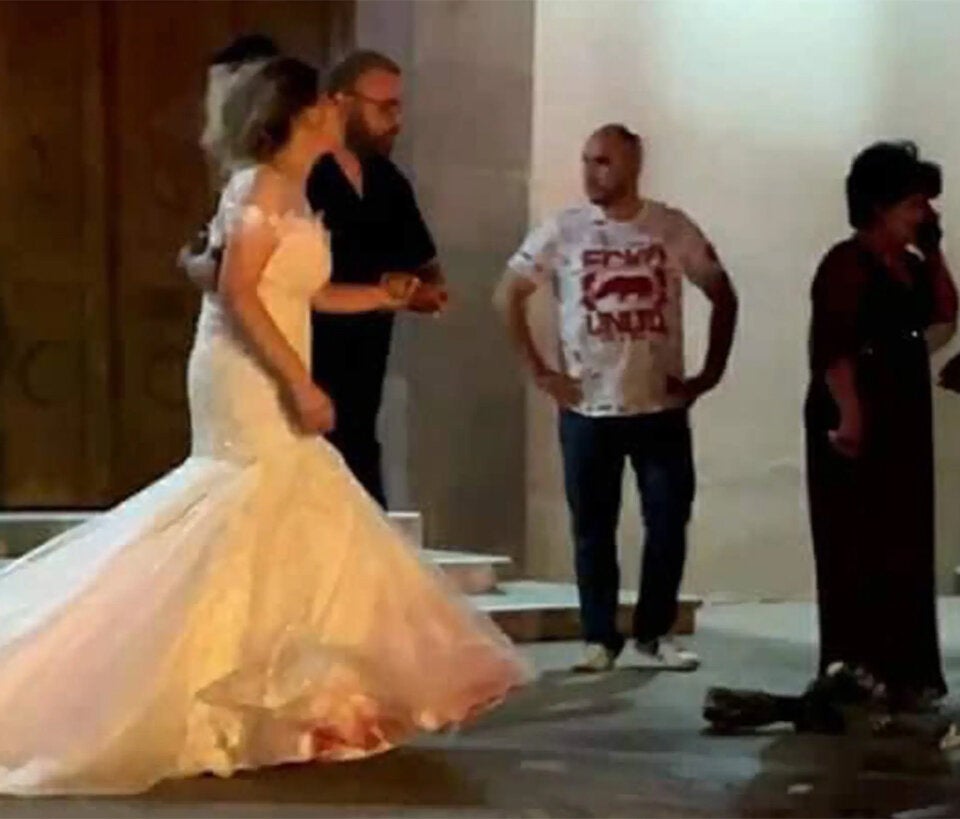 Bräutigam unmittelbar nach der Hochzeit erschossen