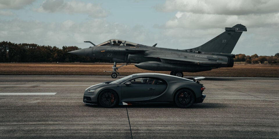 Bugatti Chrion tritt gegen Kampfjet an