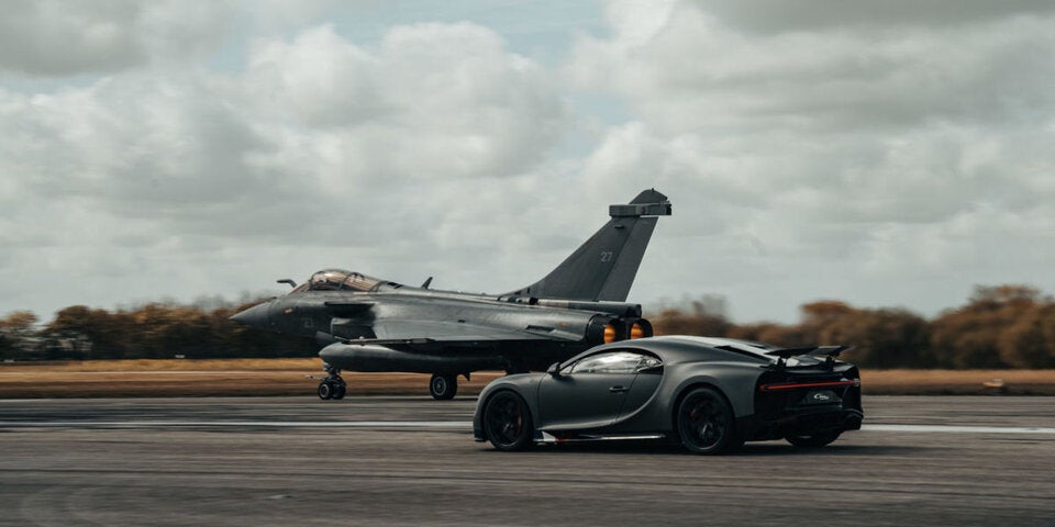 Bugatti Chrion tritt gegen Kampfjet an