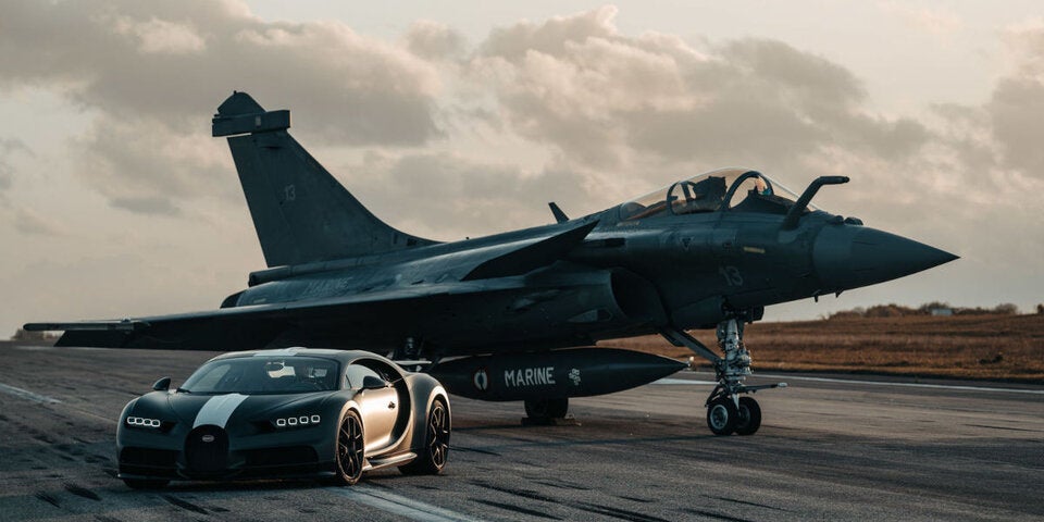 Bugatti Chrion tritt gegen Kampfjet an