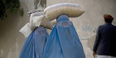 Taliban schreiben Frauen in Afghanistan Burka in Öffentlichkeit vor