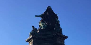 Maria-Theresien-Statue mit Burka bekleidet