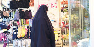 Bewaffneter Burka-Mann überfiel Wiener Bank