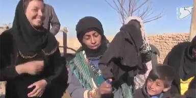 Video: Überglückliche Frauen zünden Burka an