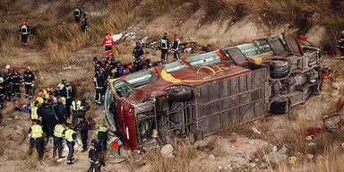 Pilger-Bus stürzt über Böschung - 14 Tote 