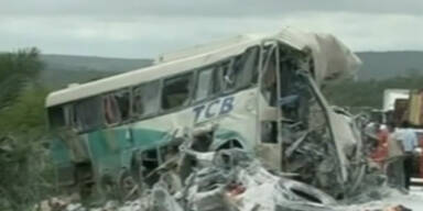Schrecklicher Busunfall mit 36 Toten in Brasilien