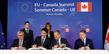 EU-Granden jubeln: CETA unterzeichnet