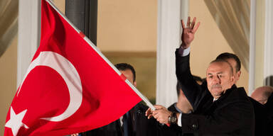 Türkischer Außenminister zeigt den "Wolfsgruß"