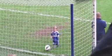 Zweijähriger schießt Tor für FC Chelsea