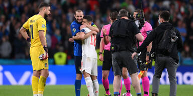 EM 2020: Giorgio Chiellini (Italien) umarmt Gegenspieler Jordi Alba (Spanien) nach dem Münzwurf