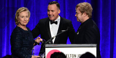 Elton John Foundation ehrte Hillary Clinton