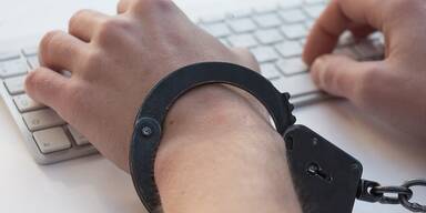 Computerkriminalität - ADV - Tastatur, Hand, Handschellen