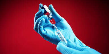 Arzt in Impf-Zentrum klaut Corona-Impf-Dosis
