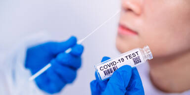 New York: Impfung oder wöchentlicher Test