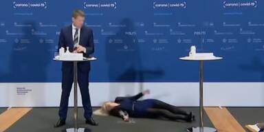 Dänische Sprecherin liegt am Boden
