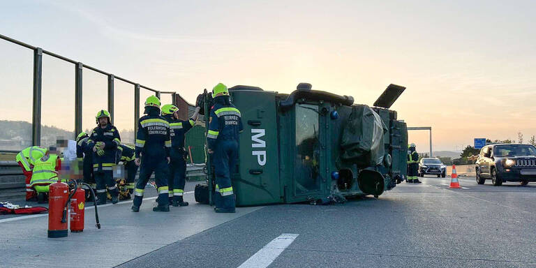 Bundesheer-Fahrzeug überschlägt sich auf A1