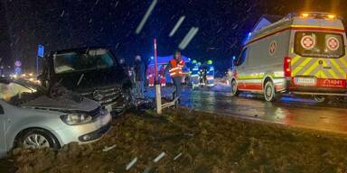 Schwerer Unfall mit drei Fahrzeugen in Altenmarkt: Insassen schwer verletzt